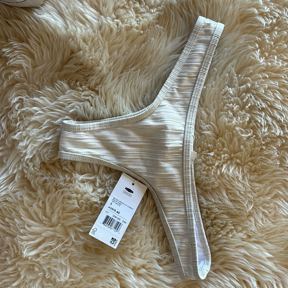 Bikini - Picture 3 of 10